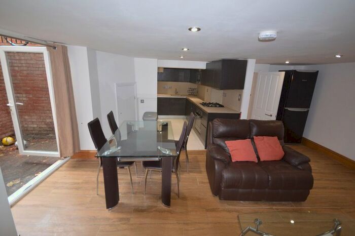 3 Bedroom Flat To Rent In Flat, Efe House, Highbury Grove, London, N5