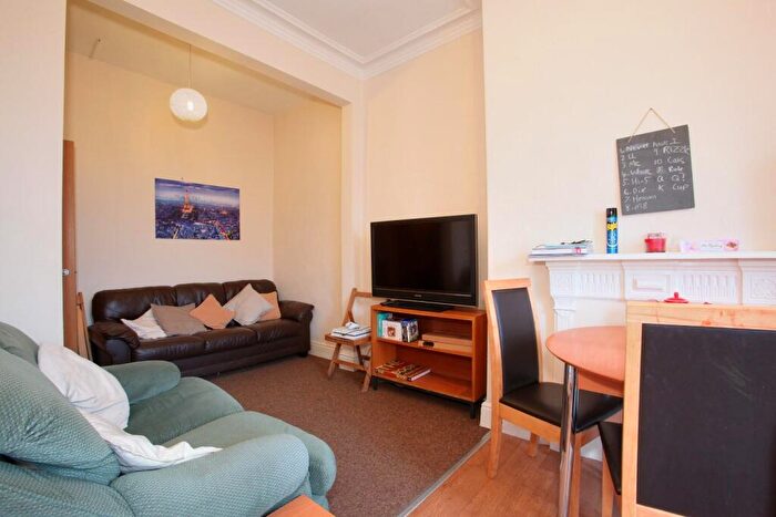 2 Bedroom Flat To Rent In Flat, Harcourt Road, S10