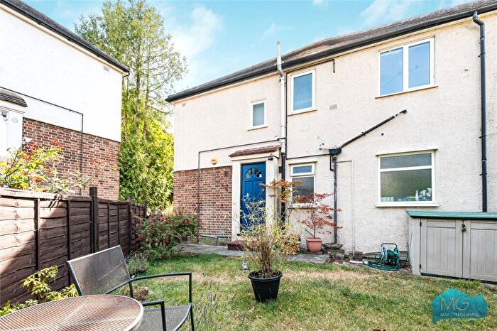 2 Bedroom Maisonette For Sale In Eversleigh Road, Finchley, London, N3
