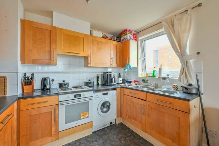2 Bedroom Flat To Rent In Inverness Mews, Gallions Reach, London, E16