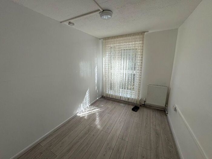 2 Bedroom Flat To Rent In Snells Park, London, N18