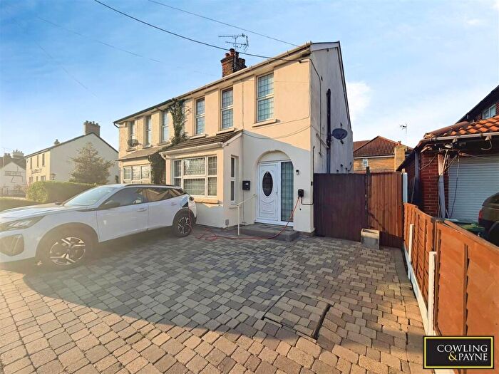 3 Bedroom Semi-Detached House For Sale In London Road, Wickford, SS12