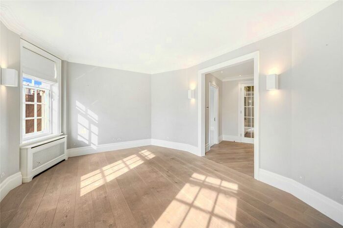 3 Bedroom Flat To Rent In Malvern Court, Onslow Square, South Kensington, London, SW7