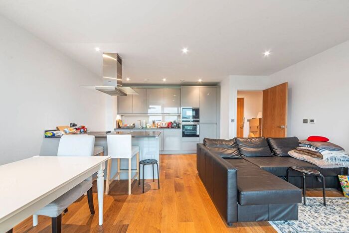 2 Bedroom Flat To Rent In Lismore Boulevard, Barnet, London, NW9