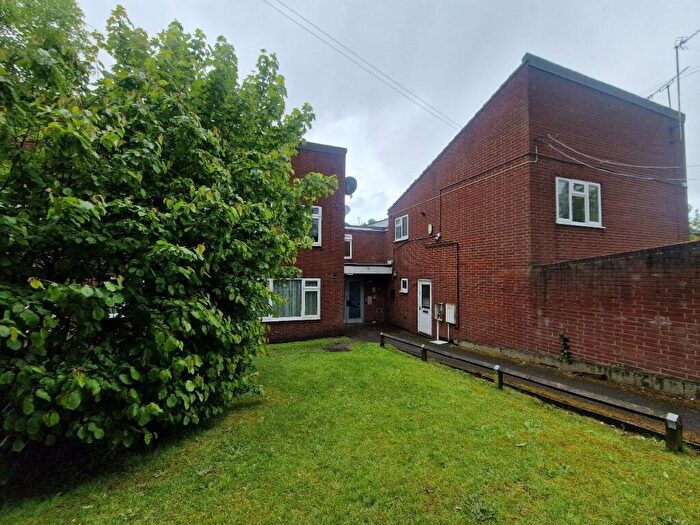 3 Bedroom Semi-Detached House To Rent In Crown Place, S80