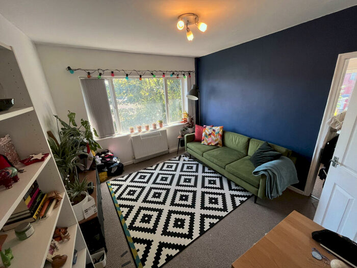 2 Bedroom Apartment To Rent In Knowle Mount, Leeds, LS4