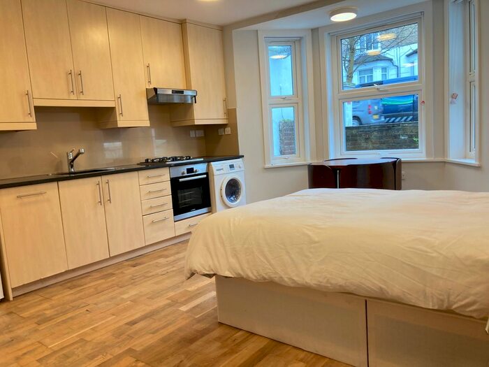 Studio To Rent In Very Near Windsor Road Area, Ealing Broadway Area, W5