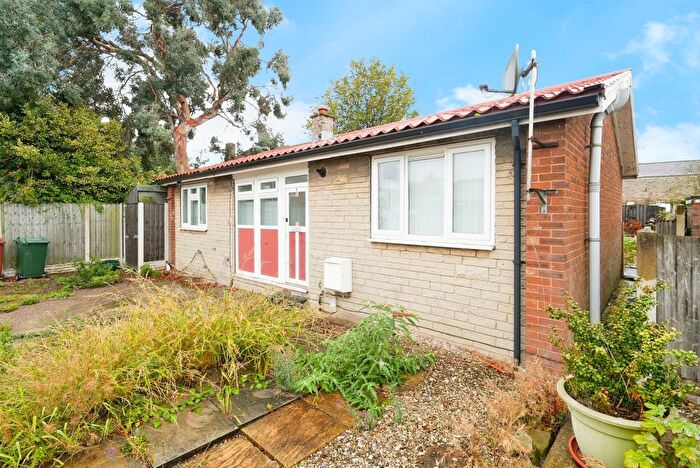2 Bedroom Detached Bungalow For Sale In Farm Close, Barnsley, S71