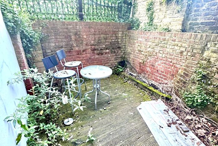 1 Bedroom Flat To Rent In Oakley Square, London, NW1
