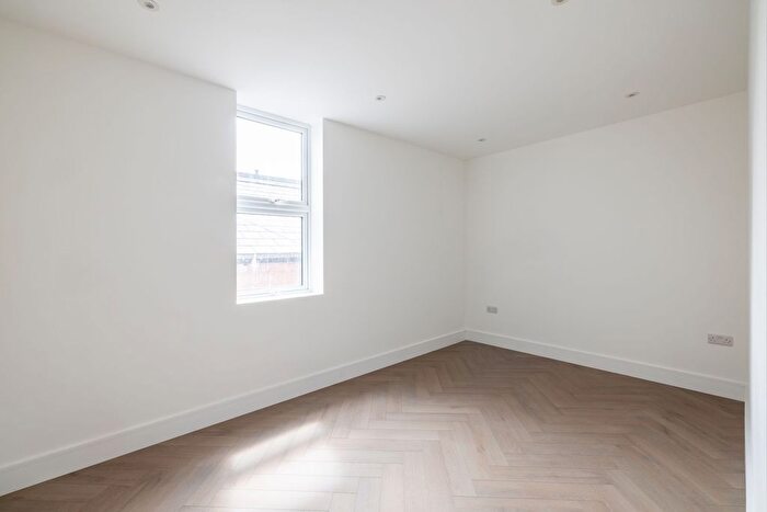 2 Bedroom Flat To Rent In A High Street, Croydon, CR0