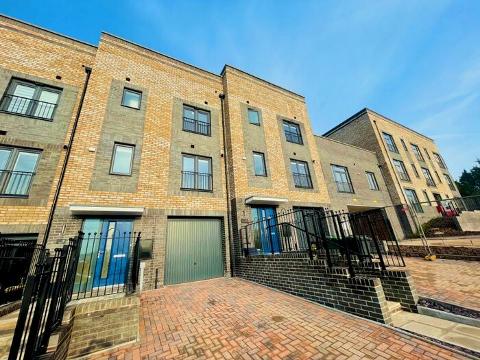 4 Bedroom Town House To Rent In Dol Isaf, Radyr, Cardiff, CF15