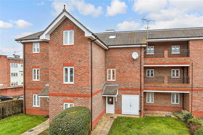 1 Bedroom Flat For Sale In Trafalgar Court, Cobham, Surrey, KT11