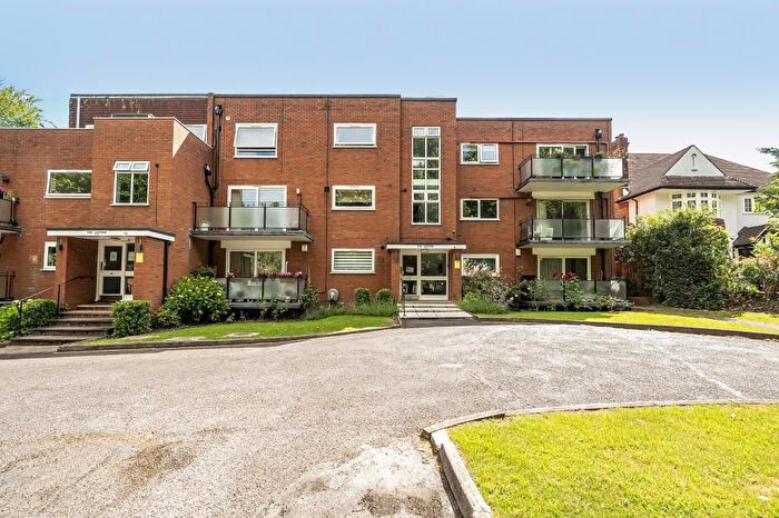 2 Bedroom Flat For Sale In The Lintons, Dollis Avenue, N3