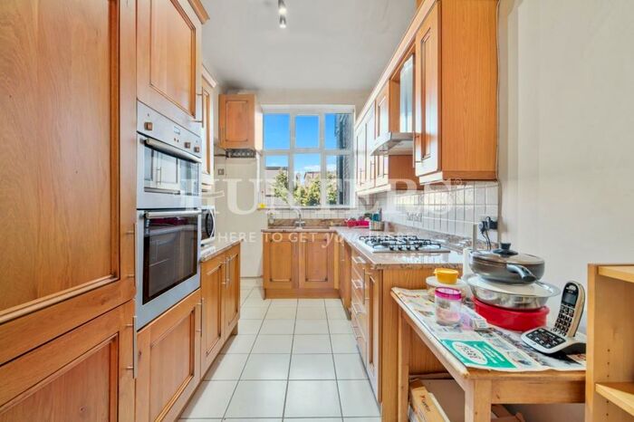 3 Bedroom Flat To Rent In Golders Green Road, London, NW11