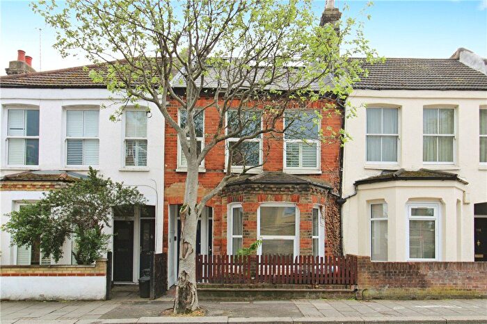 2 Bedroom Flat To Rent In Replingham Road, London, SW18