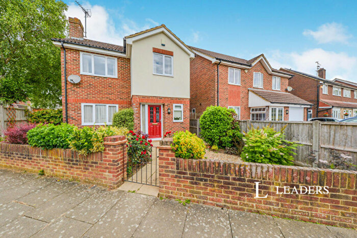 3 Bedroom Detached House To Rent In St Vincent Drive, AL1