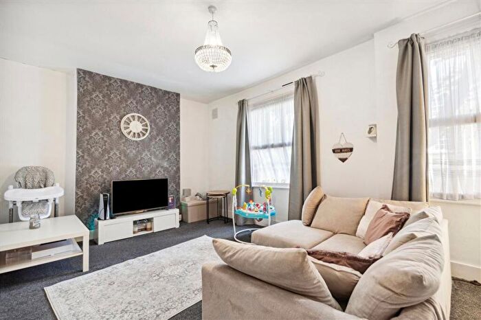 3 Bedroom Maisonette For Sale In Grosvenor Park, Camberwell, SE5