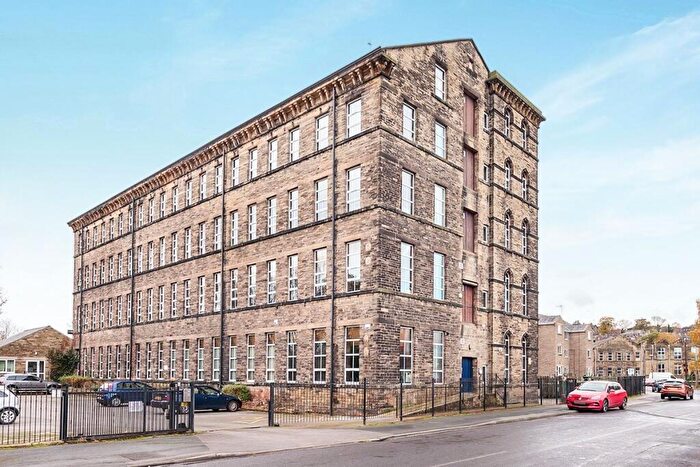 2 Bedroom Apartment To Rent In Balme Road, Cleckheaton, West Yorkshire, BD19