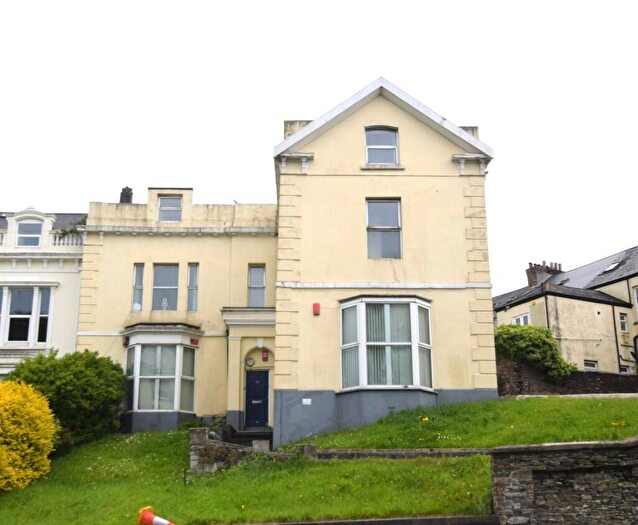 3 Bedroom Maisonette For Sale In North Hill, Plymouth. Double Bedroom Maisonette., PL4