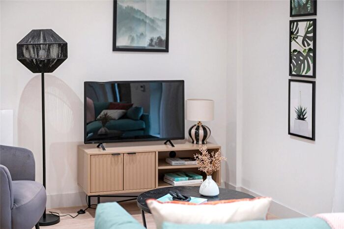 2 Bedroom Flat To Rent In Randalls Way, Leatherhead, Surrey, KT22