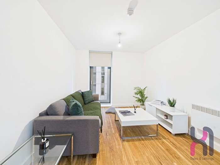 1 Bedroom Flat To Rent In Michigan Avenue, Michigan Point Tower, M50