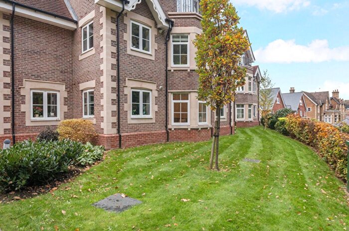 2 Bedroom Flat For Sale In Godalming, Surrey, GU7