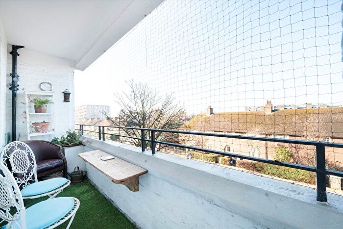 2 Bedroom Flat For Sale In White City Estate, Shepherds Bush, W12