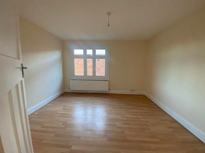 1 Bedroom Flat To Rent In Hart Road, Benfleet, Essex, SS7