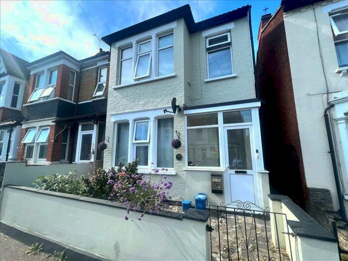 1 Bedroom Apartment To Rent In Shakespear Drive, Westcliff On Sea, SS0