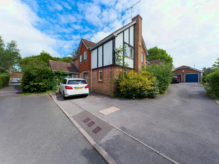 4 Bedroom Detached House To Rent In Baycroft Close, Pinner, HA5