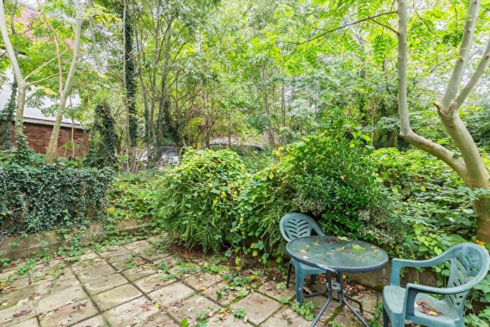 3 Bedroom Flat To Rent In Muswell Avenue, Muswell Hill, London, N10