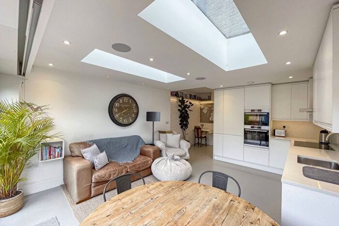 2 Bedroom Flat To Rent In Aston Road, Wimbledon, London, SW20