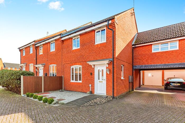 3 Bedroom End Of Terrace House For Sale In Willmott Road, Rushden, Northamptonshire, NN10