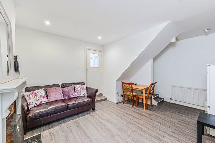 2 Bedroom Flat To Rent In Kingswood Road, Clapham Park, London, SW2