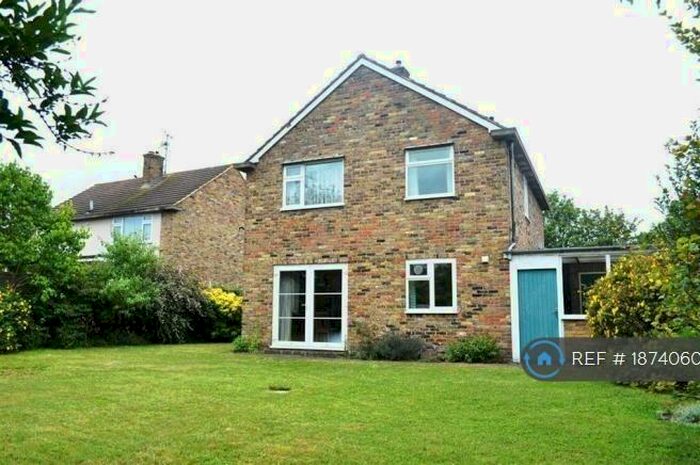 3 Bedroom Detached House To Rent In Strathmore Drive, Reading, RG10