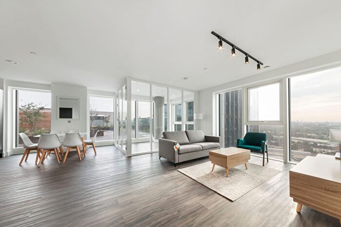 3 Bedroom Flat To Rent In Victoria Road, Acton, W3