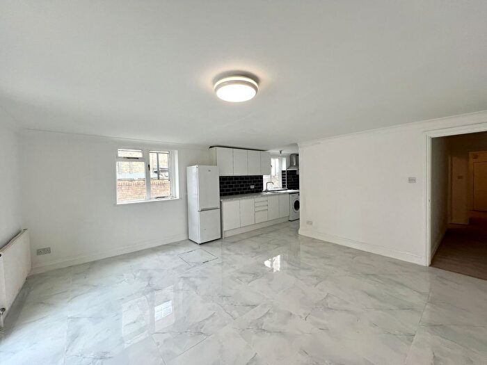 3 Bedroom Flat To Rent In Undine Street, London, SW17
