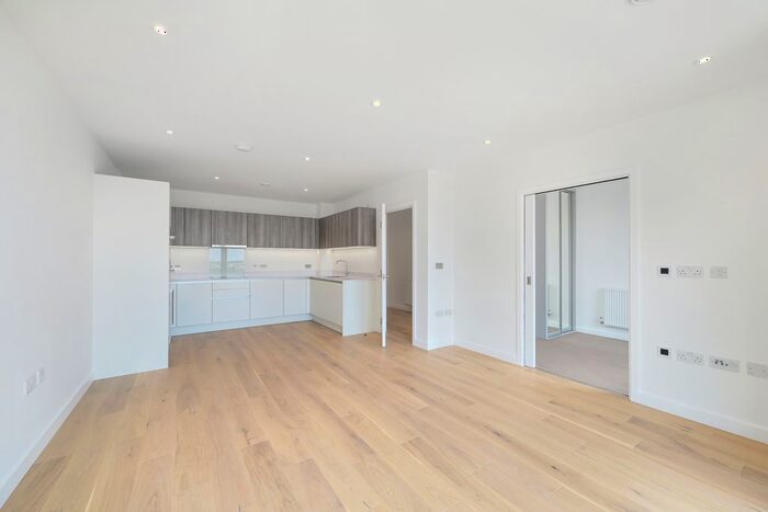 3 Bedroom Flat To Rent In Twickenham Gateway, London Road, Twickenham, TW1