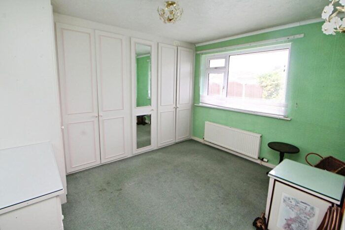 2 Bedroom Bungalow For Sale In Wiltshire Drive, Glossop, Derbyshire, SK13