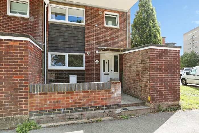2 Bedroom Maisonette For Sale In Bishopsfield Road, Fareham, PO14