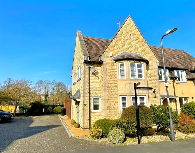 3 Bedroom Semi-Detached House For Sale In Gresley Drive, Stamford, PE9