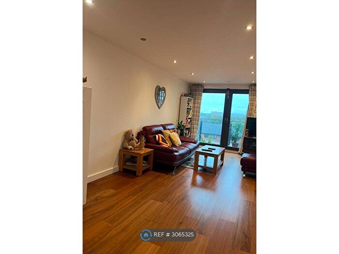 2 Bedroom Flat To Rent In High Street, Slough, SL1