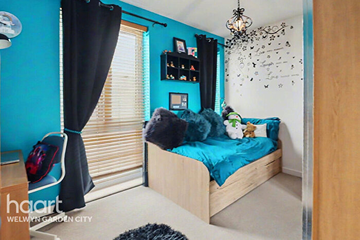 2 Bedroom Apartment For Sale In Penn Way, Welwyn Garden City, AL7