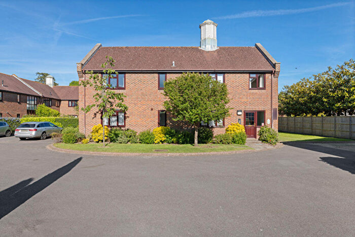 2 Bedroom Flat For Sale In Tudor Close, Chichester, PO19