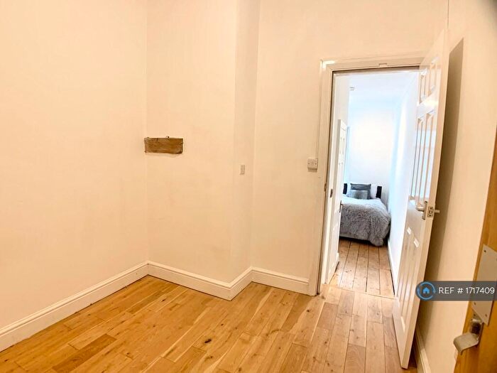 Studio To Rent In Lockwood, Huddersfield, HD1