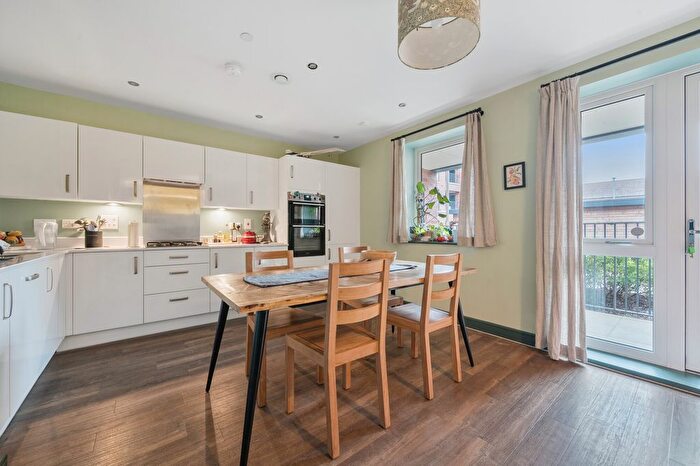 2 Bedroom Maisonette For Sale In Oakleigh Road North, Whetstone, N20