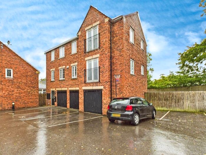 2 Bedroom Flat For Sale In Redbrook Way, Bradford, West Yorkshire, BD9
