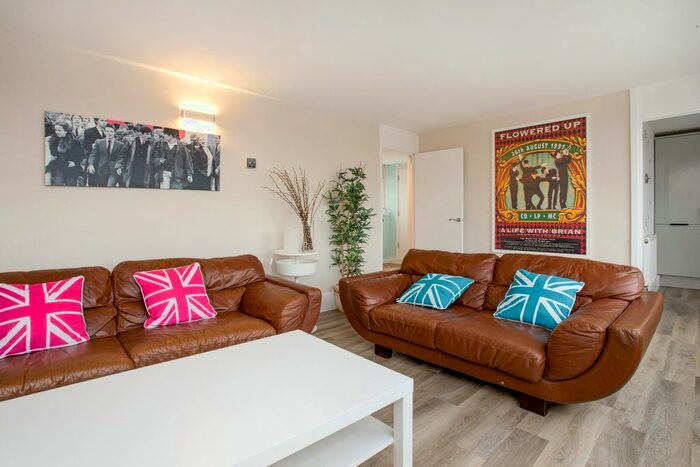 2 Bedroom Flat To Rent In Mountbatten Square, Windsor, SL4