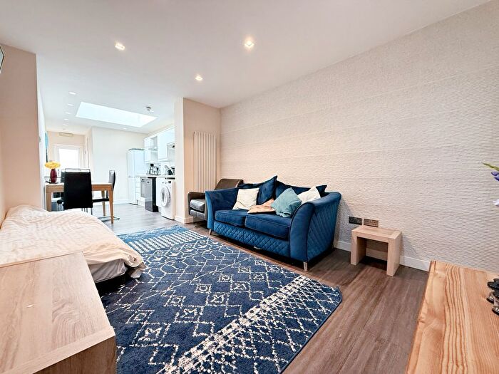 1 Bedroom Flat To Rent In Vicarage Farm Road, Hounslow, TW3