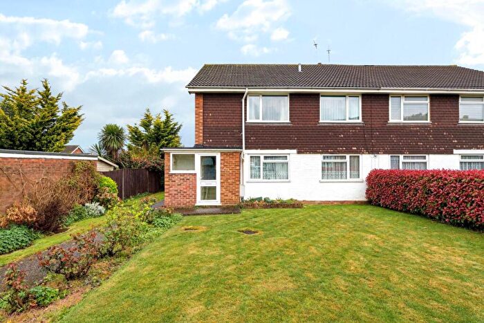 2 Bedroom Maisonette For Sale In Penshurst Walk, Bromley, Kent, BR2